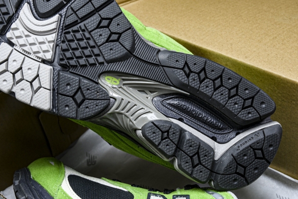 New Balance 2002R M2002RGZ 