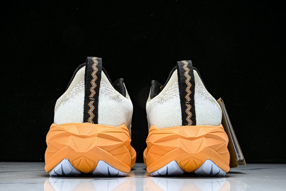 Asics Novablast 4 1011B850-250 