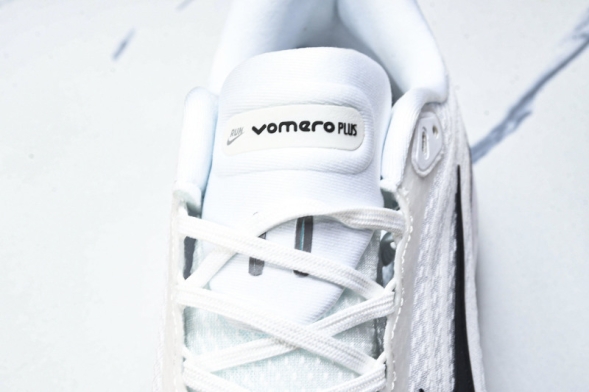 Nike Air ZoomX Vomero 18 Plus HM6805 111 