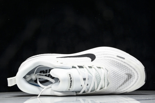 Nike Air ZoomX Vomero 18 Plus HM6805 111 